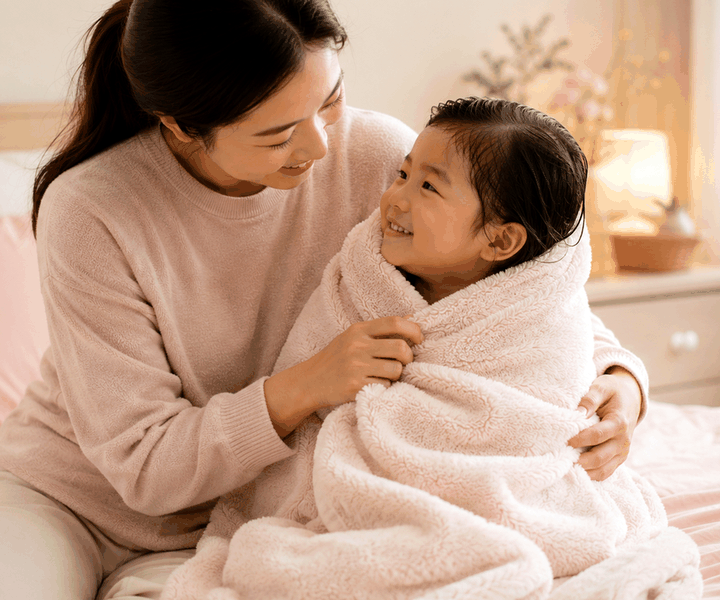 평촌 아기물사마귀 – 목욕 후 엄마가 아이를 부드러운 타월로 감싸 주는 모습