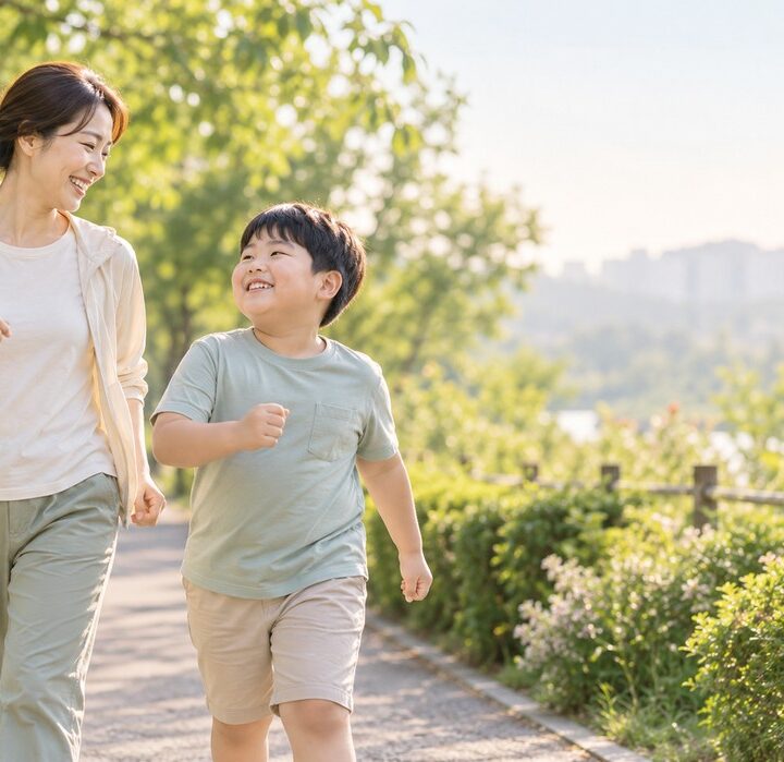 평촌 성장기 다이어트 – 엄마와 남자아이가 공원 산책로에서 함께 걷는 모습