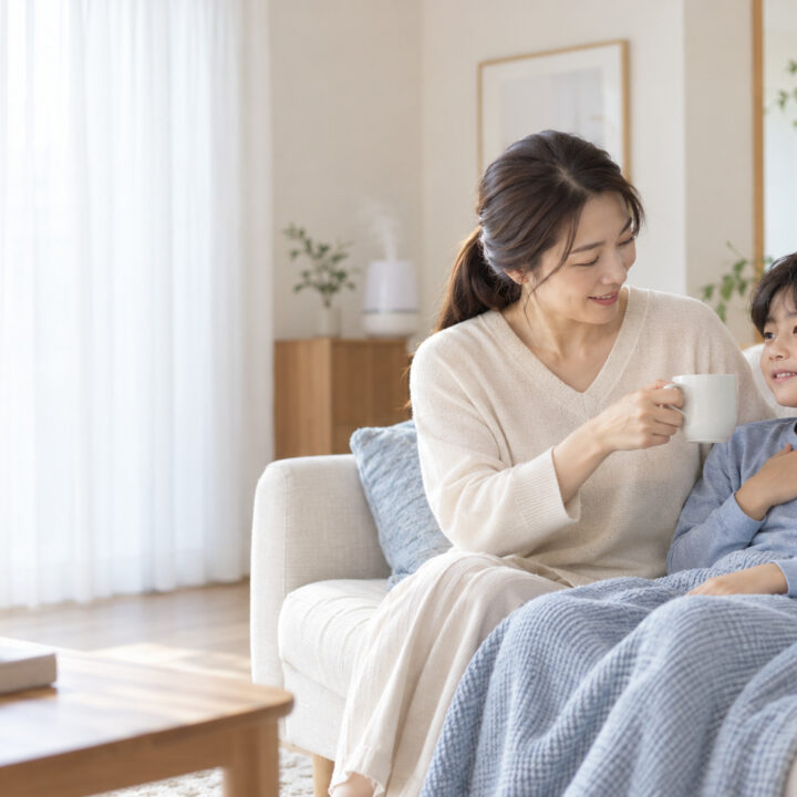 평촌 호흡기가 약한 아이 한약 – 엄마와 함께 소파에서 쉬는 아이