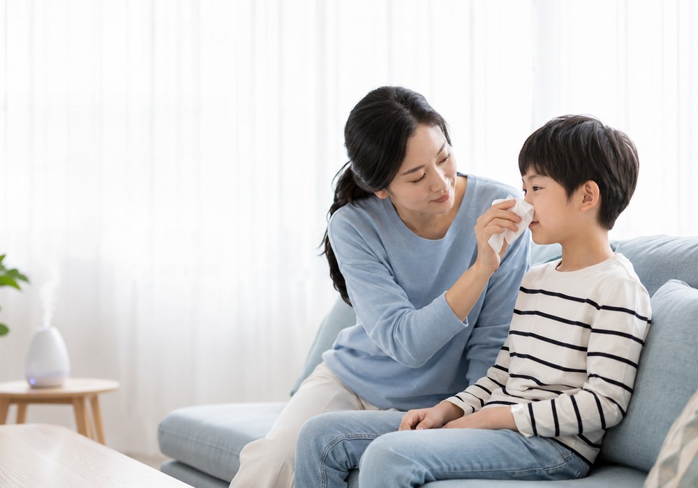 강남 부비동염 – 엄마가 휴지로 아이 코를 닦아주는 모습