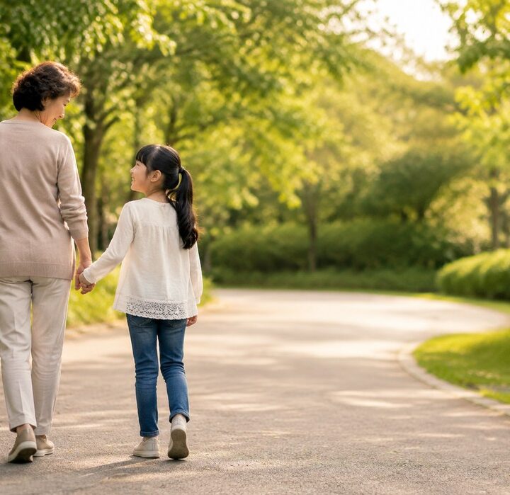 강남 부비동염 – 할머니와 손잡고 공원길 걷는 여자아이 뒷모습