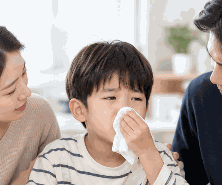 목동부비동염성장 – 코막힘으로 코 주변을 만지며 불편해하는 성장기 아이