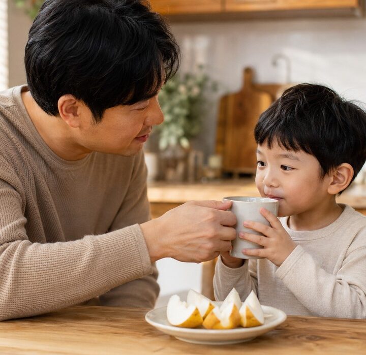 성북 기관지염 기침 – 아빠가 아들에게 컵을 건네 물을 마시게 하는 주방