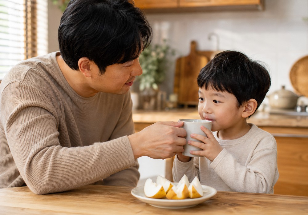 성북 기관지염후기침 — 기침이 남은 아이의 가슴 소리를 살피며 진료하는 모습