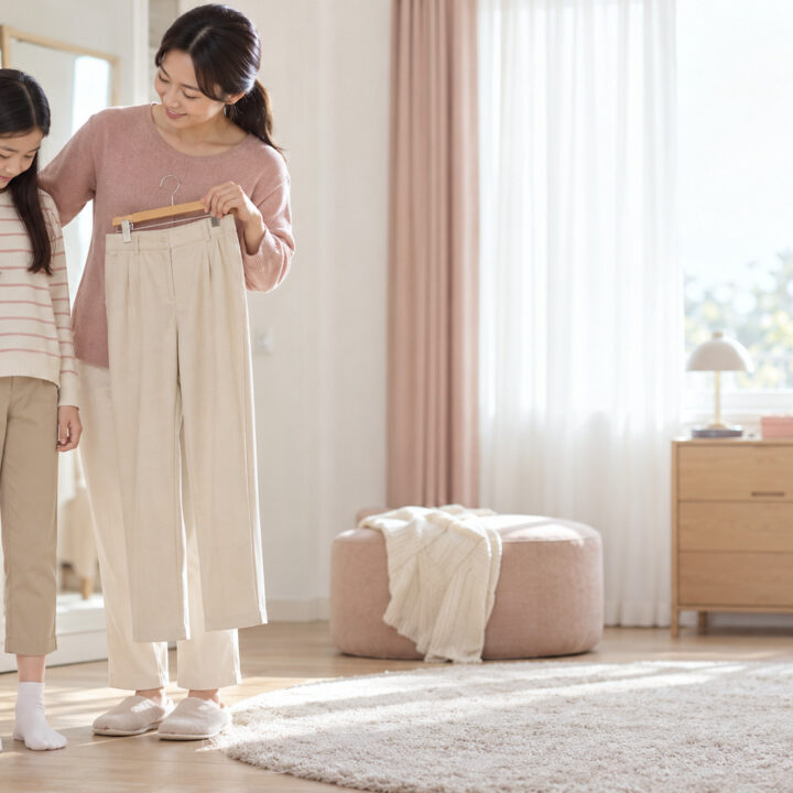 성북 여아 성조숙증 증상 – 엄마와 아이가 옷의 크기를 살펴보는 모습