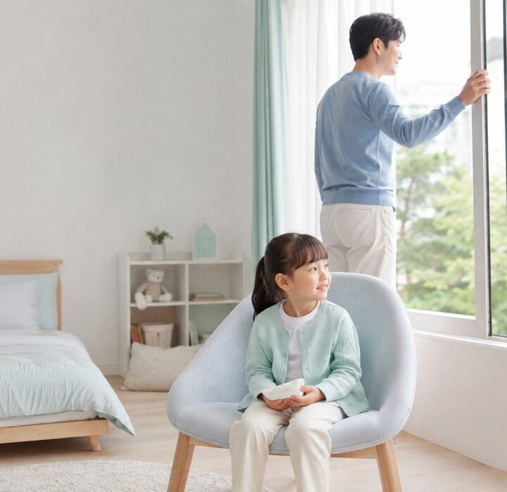 잠실 콧물감기 – 아빠가 창문을 열어 환기하고 아이가 앉아 있는 모습