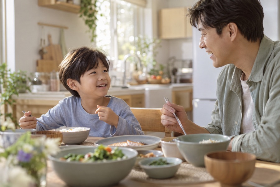 식사를 마치고 아빠와 이야기를 나누는 아이
