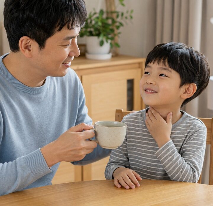 광명 소아 후비루 – 아빠가 따뜻한 컵을 건네고 아이가 목에 손을 대는 장면