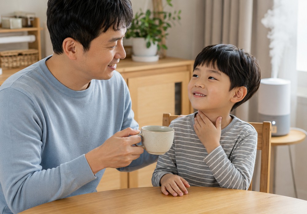 광명 소하동 소아 후비루 — 목 뒤로 넘어가는 콧물로 킁킁거리는 아이를 살피는 소아 한방 진료 이미지