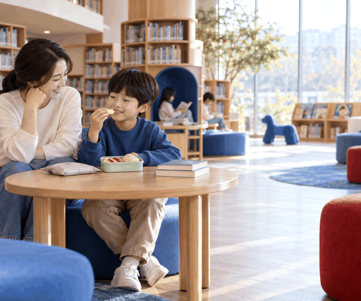 광명소아비만간식 – 여러 간식을 앞에 두고 고르는 아이