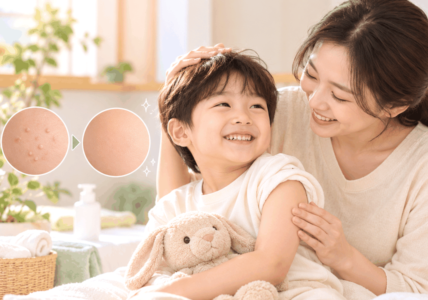 아이와 엄마가 함께 웃으며 피부를 살피는 모습