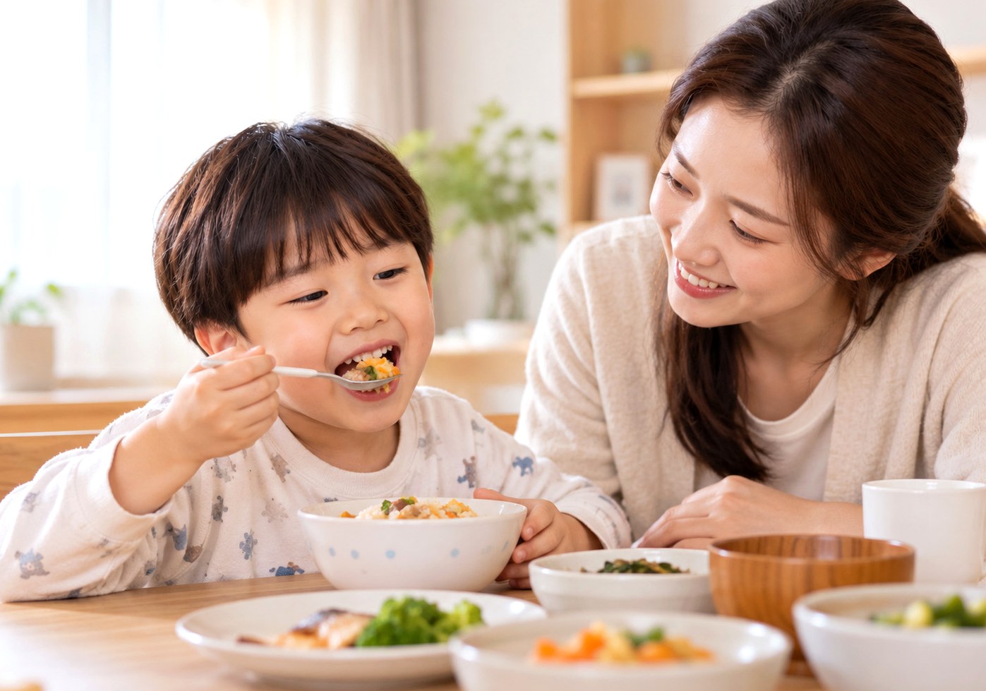 신흥 폐렴 후 식욕부진을 겪는 아이가 소화가 편한 음식부터 천천히 식사하는 모습