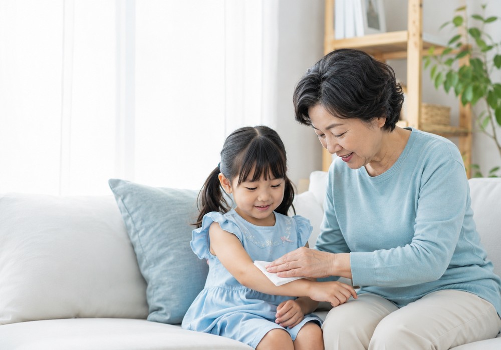 송도 소아 두드러기 — 팔에 부풀어 오른 발진을 살펴보는 아이와 엄마