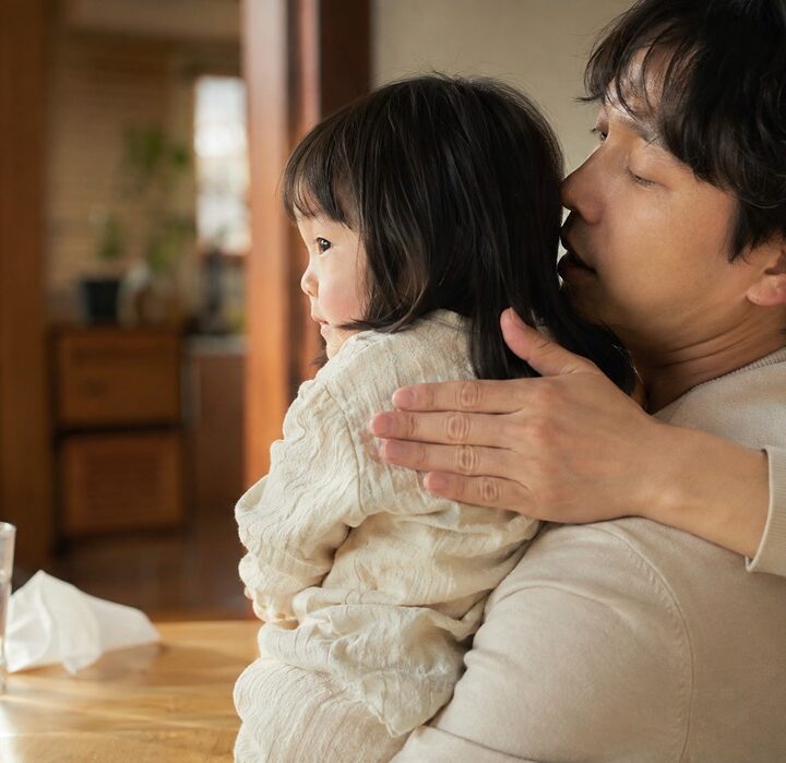 송도 아이 가래 끓는 소리 – 물컵이 놓인 식탁 곁에서 아이를 안은 아빠