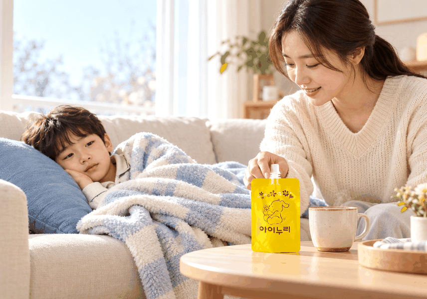 소파에서 쉬는 아이 곁을 지키는 엄마
