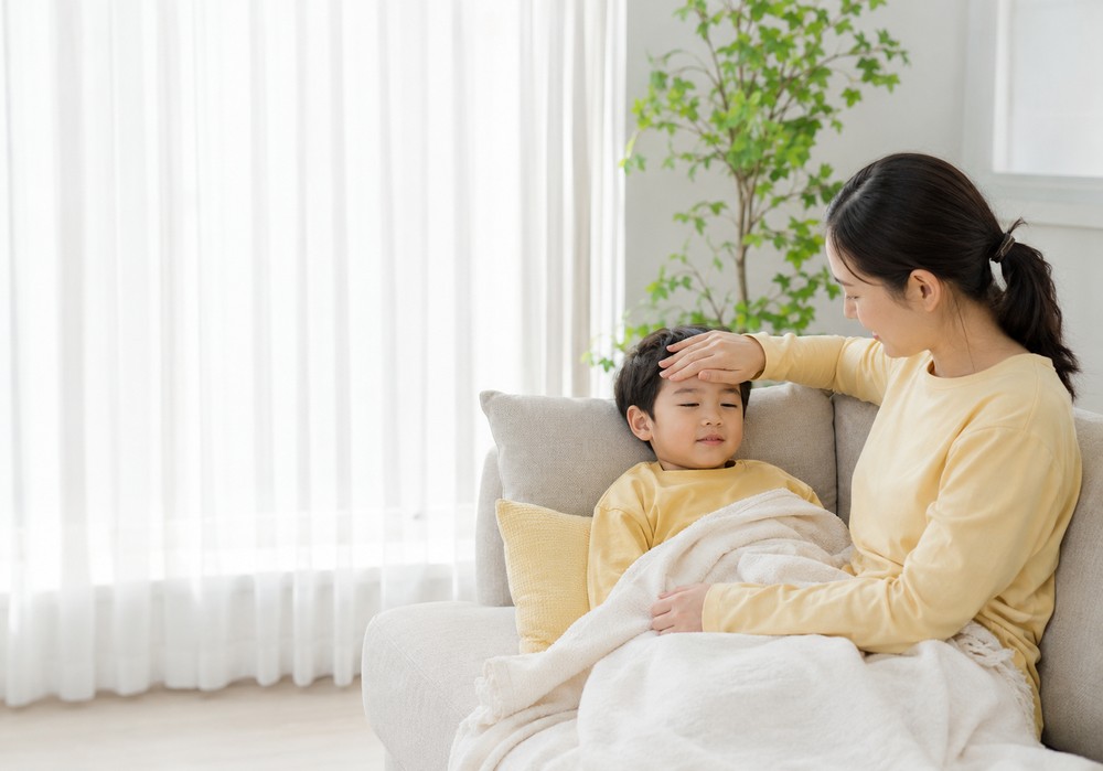 대전 어린이감기한의원 — 감기에 걸린 아이를 살피는 진료 장면