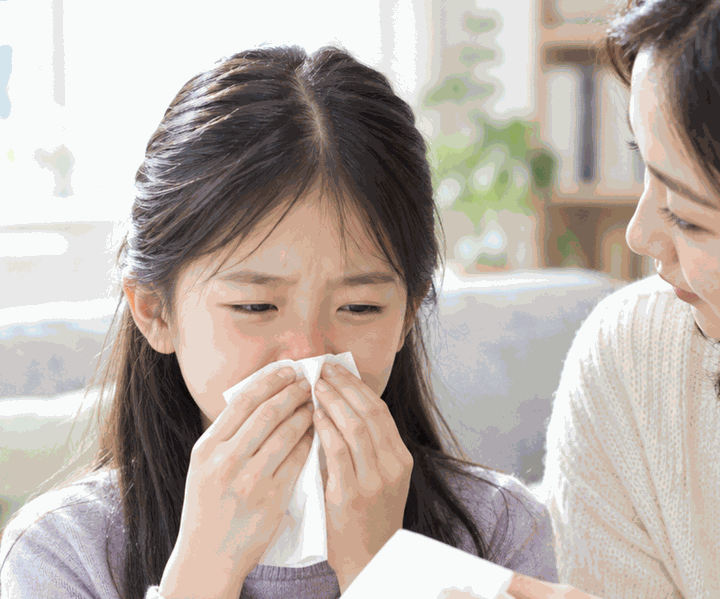 대전어린이비염 – 코를 가리고 재채기하며 불편해하는 아이