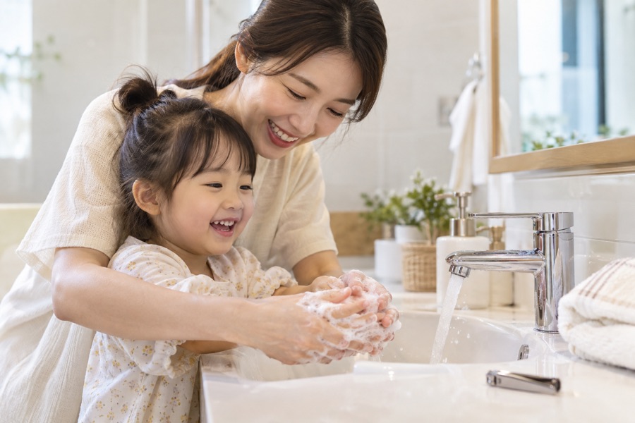 광주 소아 물사마귀, 부모와 아이가 세면대에서 비누로 손을 씻는 모습