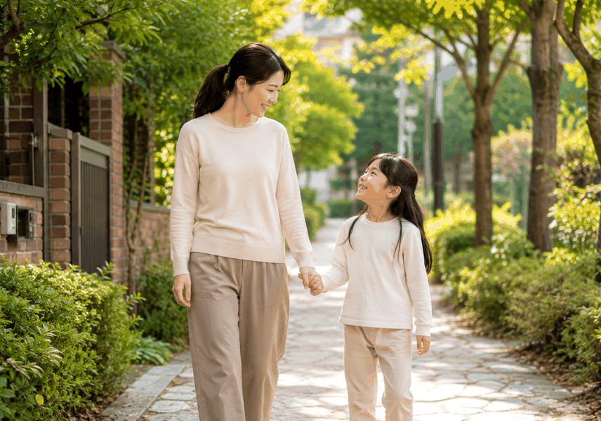 전주 소아비만성장 – 엄마와 아이가 손을 잡고 초록 길을 산책하는 모습