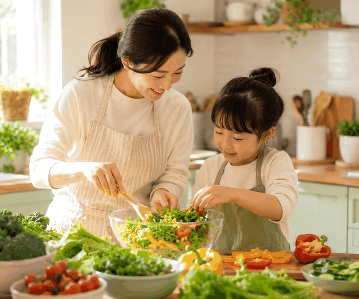 주 소아비만성장 – 엄마와 아이가 주방에서 함께 채소 샐러드를 만드는 모습
