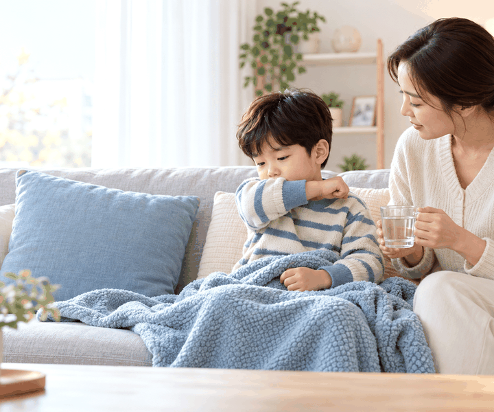 전주유아기관지염 – 입을 가리고 반복해서 기침하는 어린아이