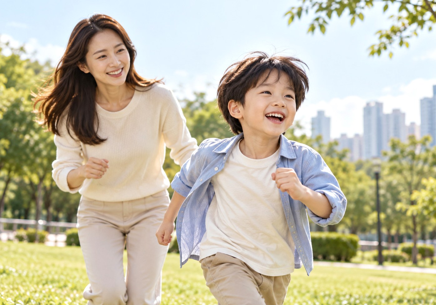 미세먼지 나쁜 날 외출 시간을 조절해 공원에서 뛰어노는 아이와 보호자