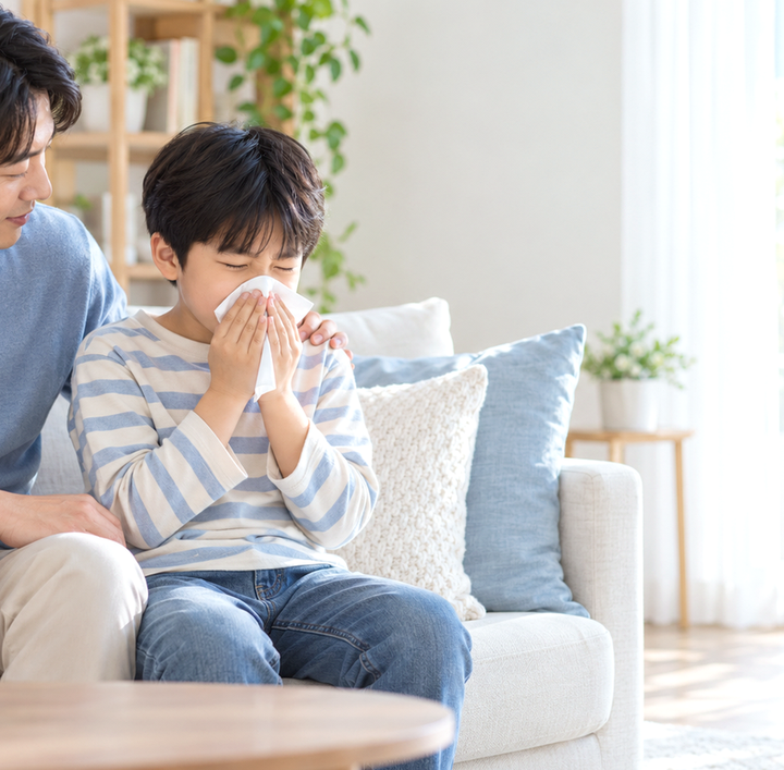 구미알레르기비염재채기 – 코를 가리고 재채기하는 아이