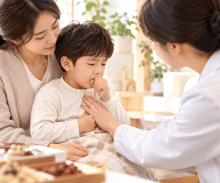김해아이기침가래 – 입을 가리고 반복해서 기침하는 아이