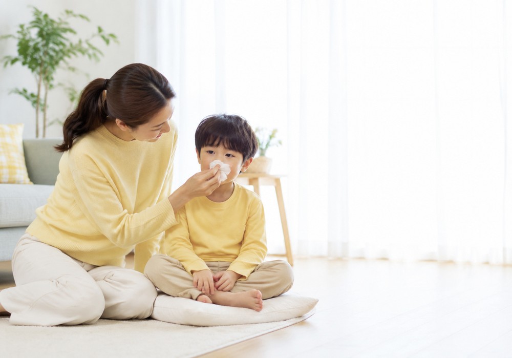 울산 후비루 — 거실에서 휴지로 아이 코를 닦아 주는 엄마